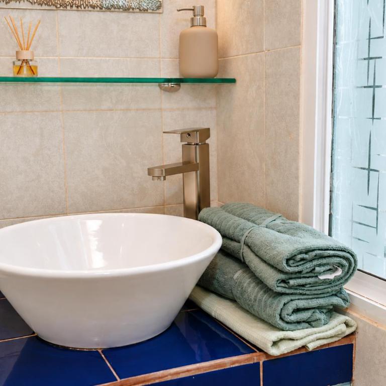 Le Petit Bonheur - Quiet - Rooftop - 3 min to Beach - One-Bedroom Apartment - 15