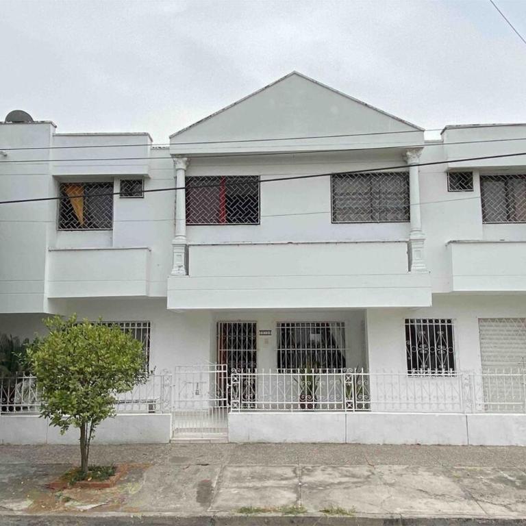 Apartamento privado en Crespito cerca a playas - Three-Bedroom Apartment - 2