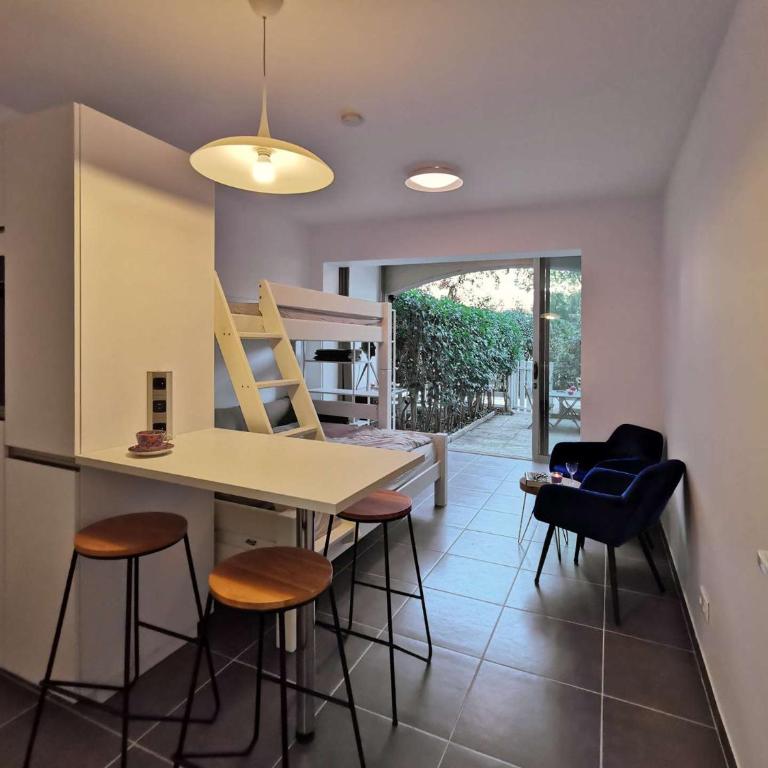 Jardin, terrasse, climatisation, à 5 minutes à pied des plages, commerces et animations - Studio-Apartment - 3