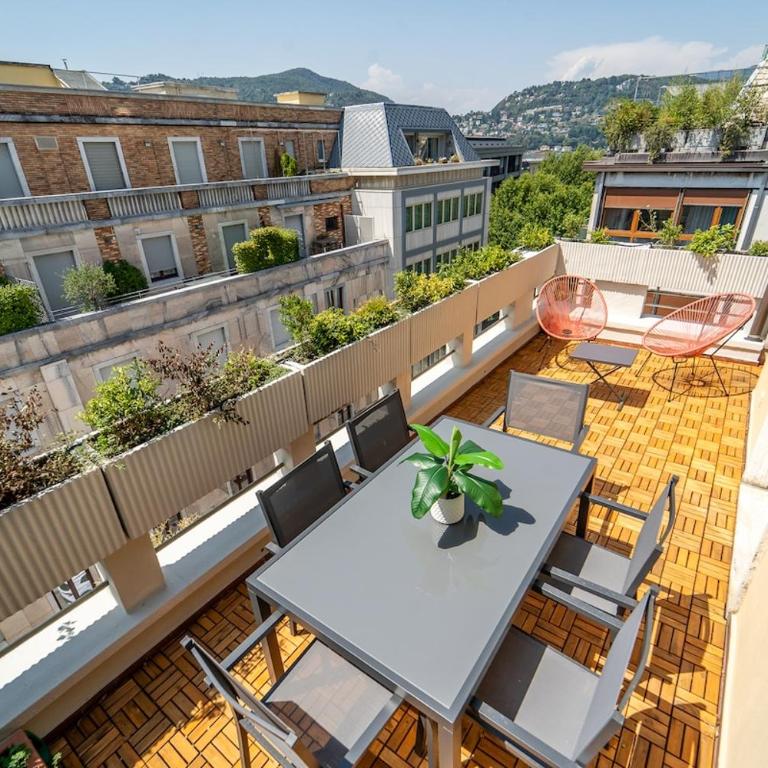 Spacious penthouse with terrace in the heart of Como - Apartment mit 3 Schlafzimmern - 5