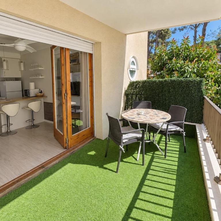Cozy renovated apartment just two minutes from the sea - One-Bedroom Apartment - 9