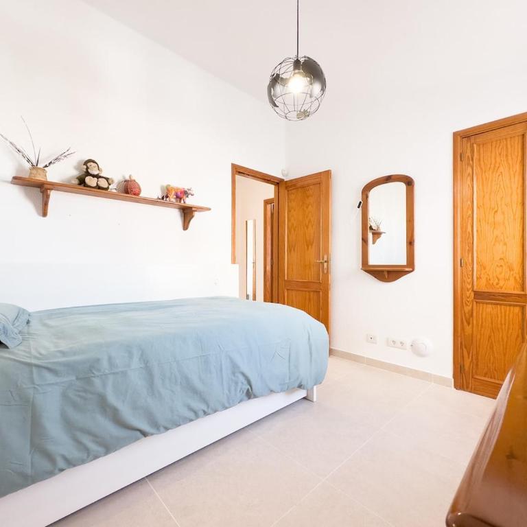 Spacious apartment with garden 3 min from the beach - Three-Bedroom Apartment - 5