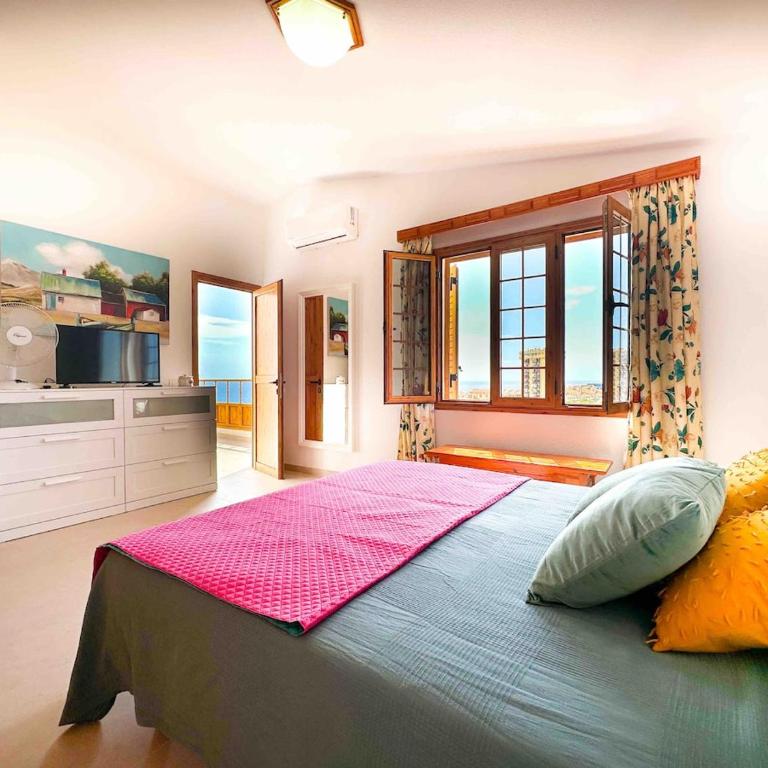 Spacious apartment with garden 3 min from the beach - Three-Bedroom Apartment - 9