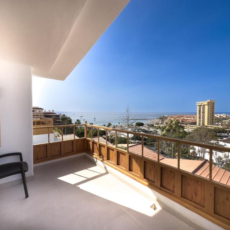 Spacious apartment with garden 3 min from the beach - Three-Bedroom Apartment - 16