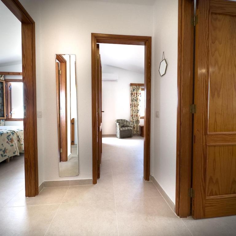 Spacious apartment with garden 3 min from the beach - Three-Bedroom Apartment - 18