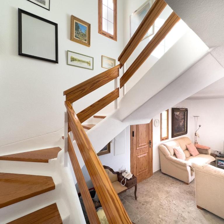 Spacious apartment with garden 3 min from the beach - Three-Bedroom Apartment - 25