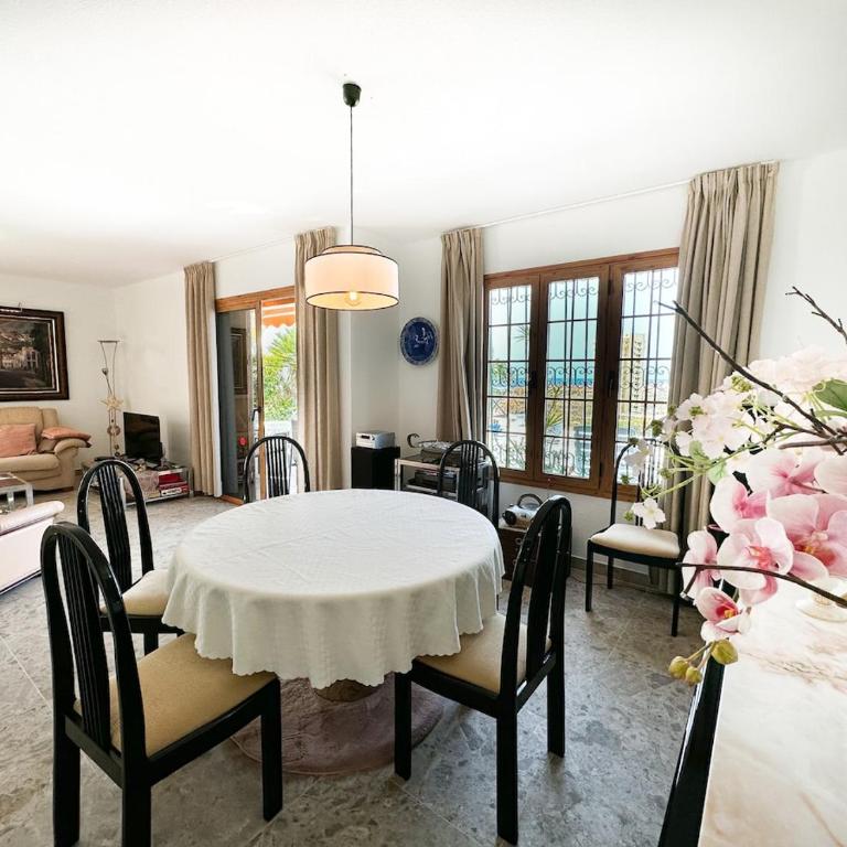 Spacious apartment with garden 3 min from the beach - Three-Bedroom Apartment - 36