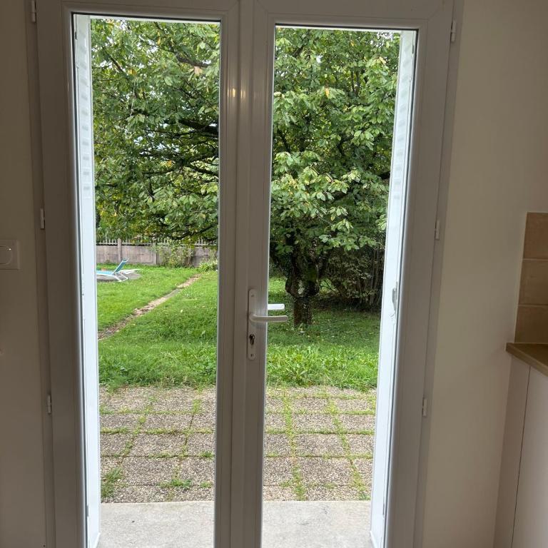 Charmant T2 à 10 min du lac - Appartement 1 Chambre avec Jardin - 12