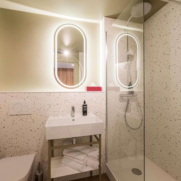 Ibis Styles Annecy Le Vieux - Chambre Confort avec Lit Double et Canapé-Lit Simple - 5