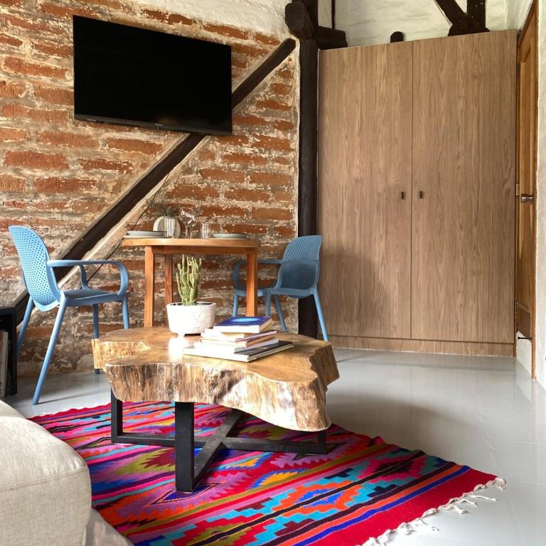 Inca Haus - Modern Studio with Free Parking - One-Bedroom Apartment - 2