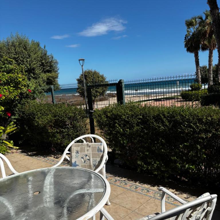 Beachfront apartment with Sea Views, Pool, Parking - Apartamento de 2 dormitorios - 74