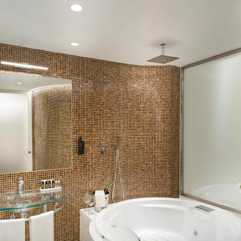 BW Signature Collection Hotel Paradiso - Deluxe King Room with Round Bed and Round Bath Tub - Sea View/Non-Smoking - 5