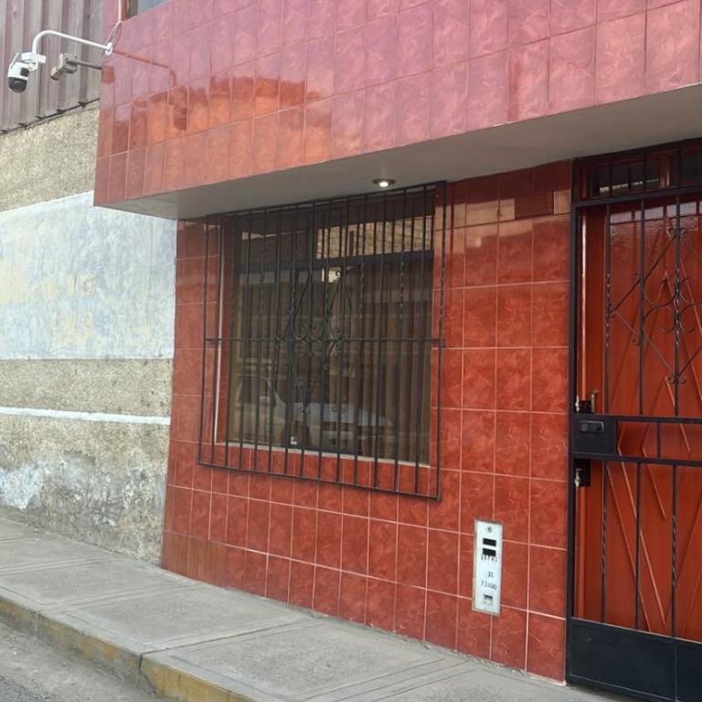 Casa céntrica a dos cuadras de la avenida Bolognesi y a media cuadra de la avenida Pinto - Casa de 2 dormitorios - 2