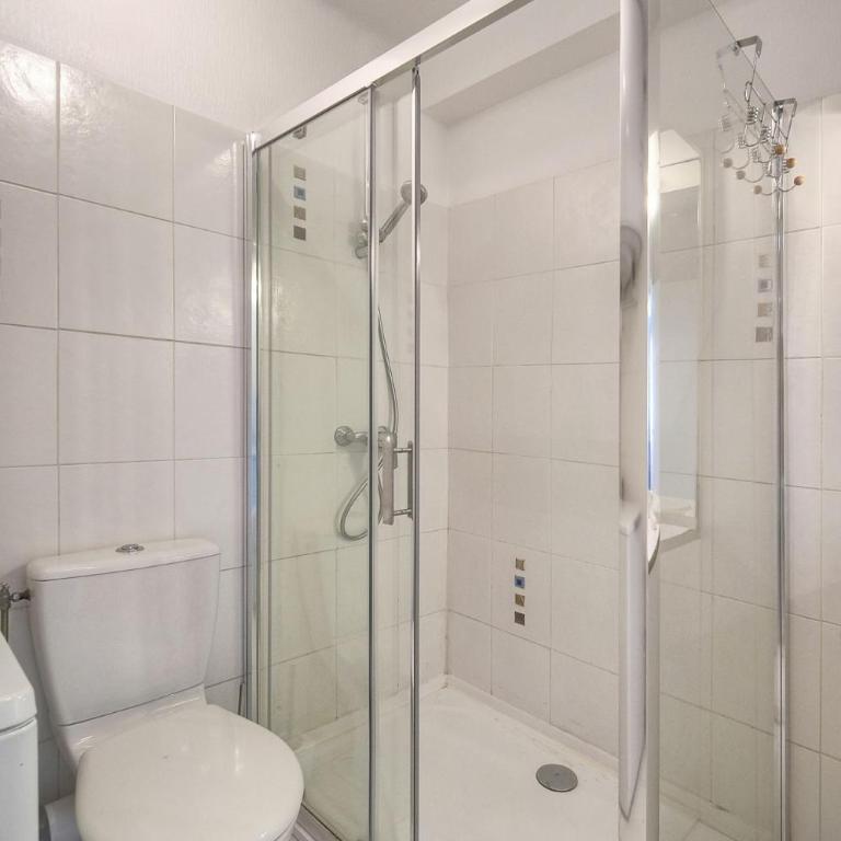 FRGK 'Wilson Palace' AC WIFI FIBRE Terrasse 5min des Plages - Studio avec Balcon - 13