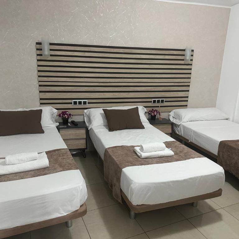 Hostal Alegria Alicante - Chambre Quadruple avec Salle de Bains - 2