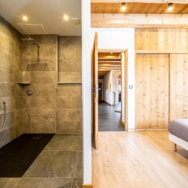 Le Strato Chalet avec jacuzzi aux pieds des pistes - Chalet - 11