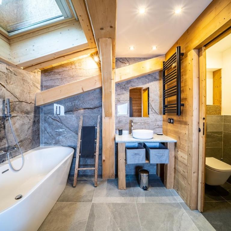 Le Strato Chalet avec jacuzzi aux pieds des pistes - Chalet - 13