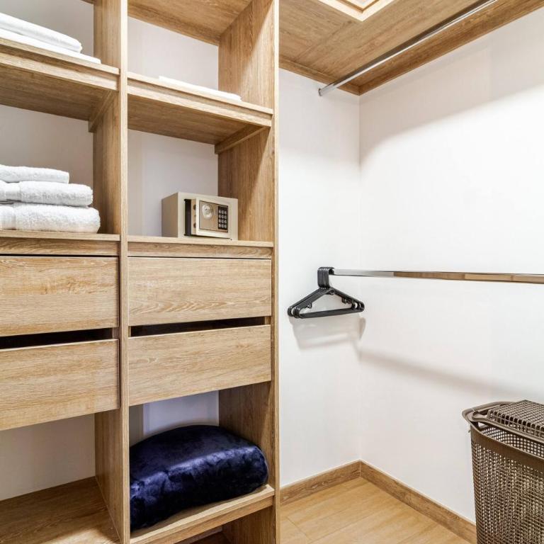 One Living Luxe Mall City Plaza - Apartment - 13