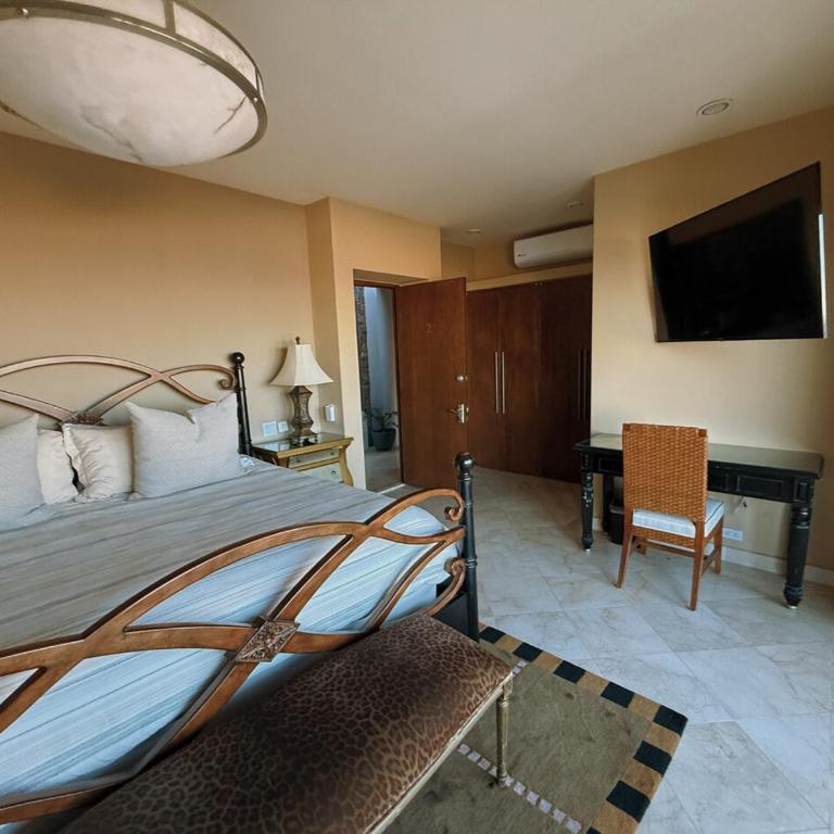 Pedregal Villa with 75-ft Pool and Panoramic Views - Villa - 23
