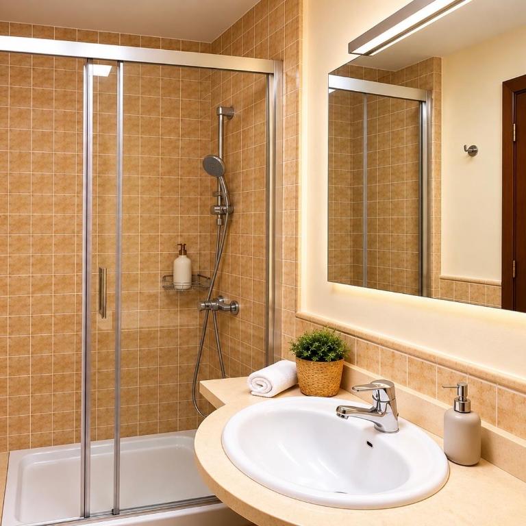 Las Brisas Duplex - 3-Bedroom House, AC, Pool & BBQ - Casa de 3 dormitorios - 32