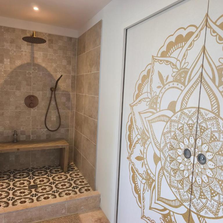 VILLA ADOYA Chambre d'hôtes Aigues-Mortes intra muros au calme climatisation réversible PISCINE WIFI ascenseur PARKING gratuit - Chambre Supérieure Lit Queen-Size - 10