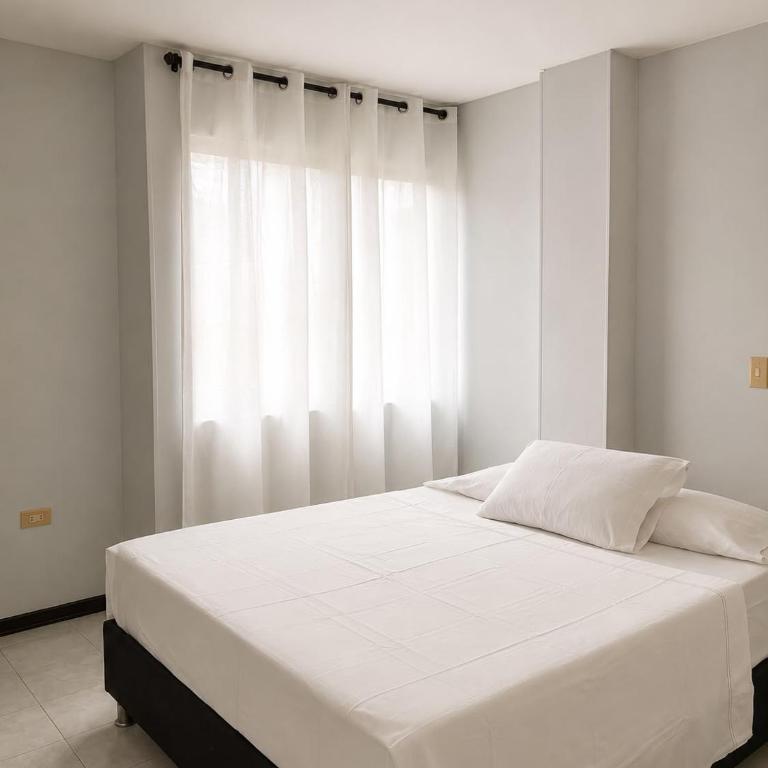 Spacious 4-Bedroom 8 Guests Near Neomundo - One-Bedroom Apartment - 11