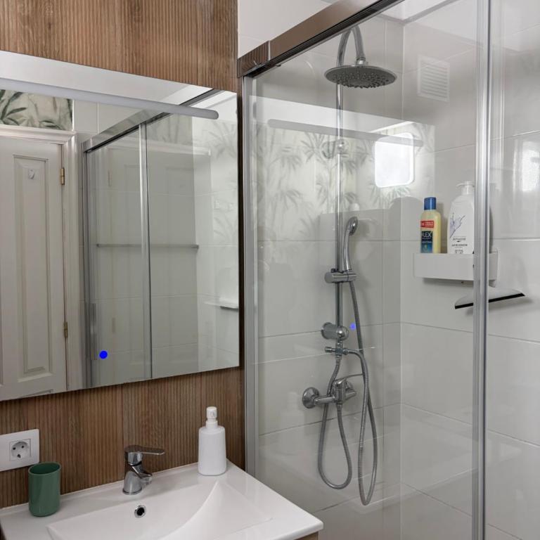 Island Paradise a studio with a kitchenette, private bathroom and balcony, in a complex with 3 swimming pools, 800m away from the ocean front - Appartement 1 Chambre - 48