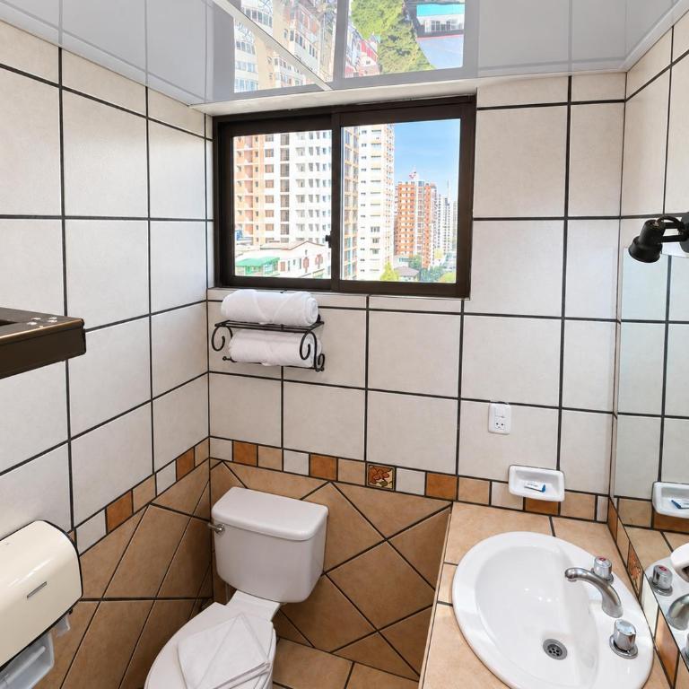Hostal Martí - Habitación compartida mixta de 10 camas - 7