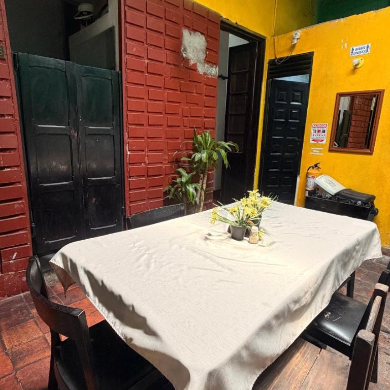 Hostal Hanoi en Bogotá - Basic Triple Room with Shared Bathroom - 3