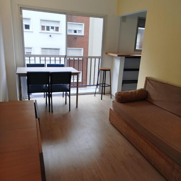Departamento Plaza Colón con balcón a la calle - One-Bedroom Apartment - 6