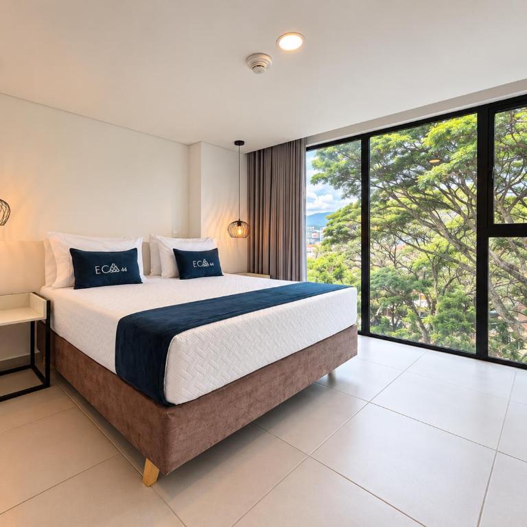 Hotel ECO 44 - Deluxe One-Bedroom Apartment with City View - 4