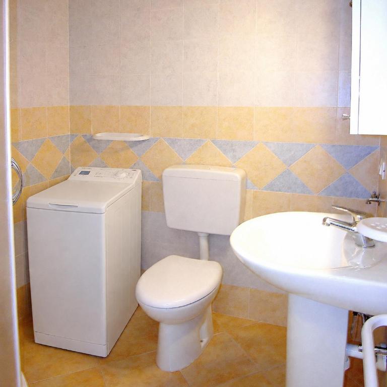 Appartamenti Ai Pini, with beach and pedestrianised town centre within walking distance, covered parking, free Wi-Fi - Appartamento con Balcone 24 - 10