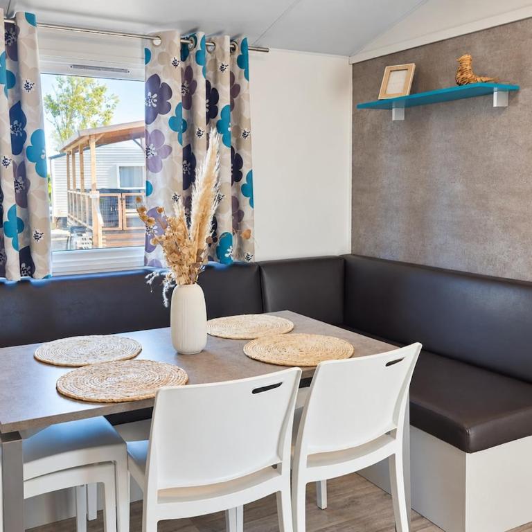 L'Azur MobilHome 6 personnes Camping 4 étoiles Piscine Proche des Plages du Barcarès - Three-Bedroom Chalet - 1