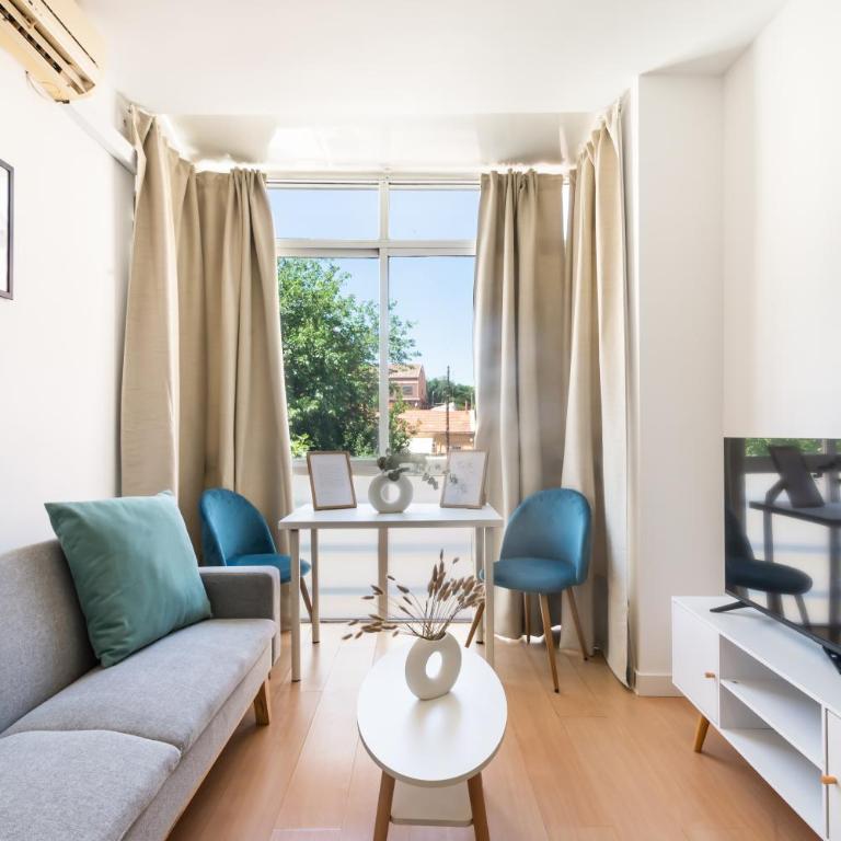 Apartment with Private Terrace, Pinar del Rey - Madrid - Apartment - 1