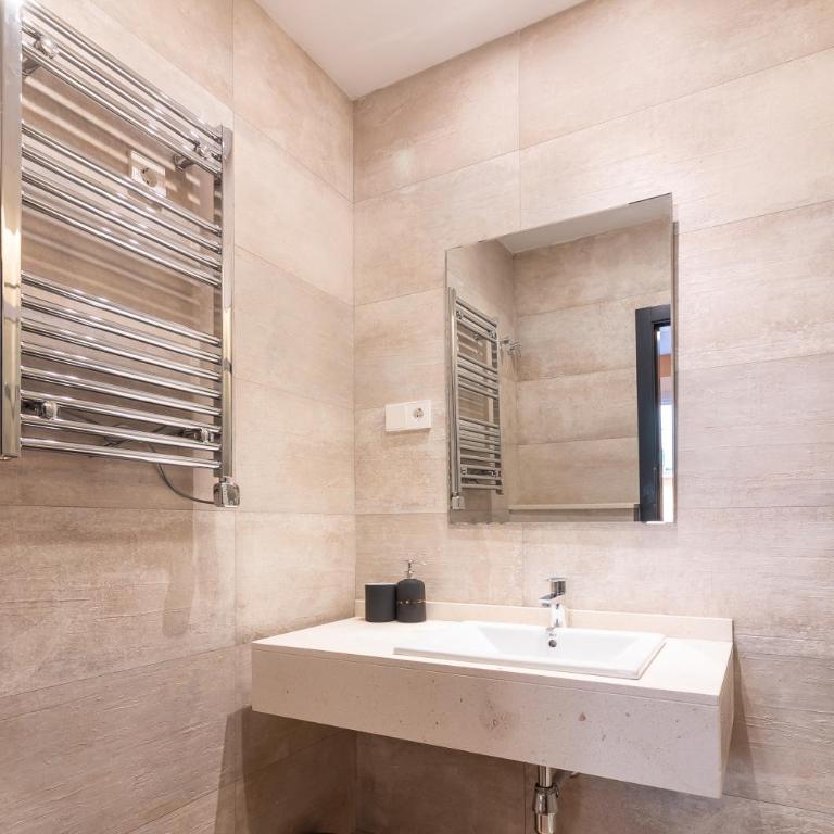 GRUND SUITES GALLERY by FreshApartments - Deluxe Double Studio - 8