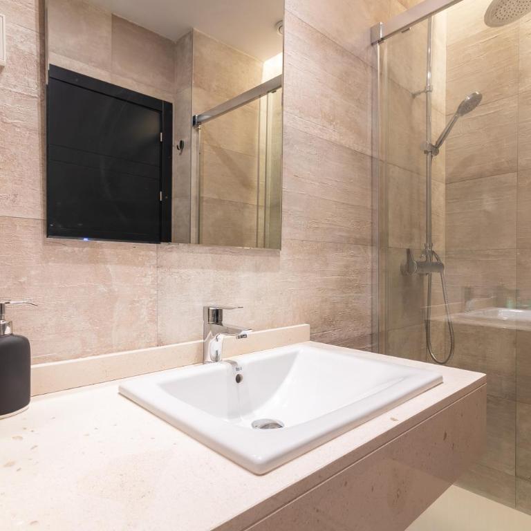 GRUND SUITES GALLERY by FreshApartments - Deluxe Double Studio - 7