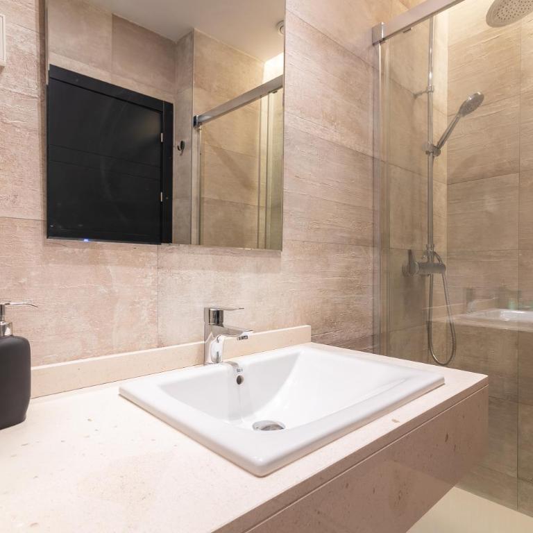 GRUND SUITES GALLERY by FreshApartments - Deluxe Double Studio - 7