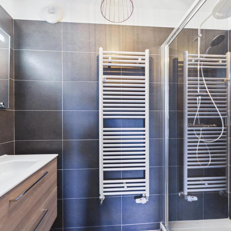 Superbe Appartement 4 Étoiles, 2 Chambres, Proche Pistes, Balcon, Parking, Ski & Vélo - Appartement 2 Chambres - 14