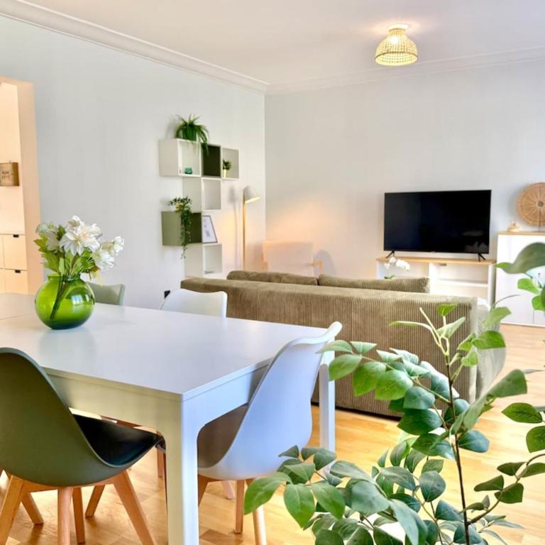 "L'Impressionniste" Spacious 2-Bedroom Apartment Orléans City Center - Apartment - 5