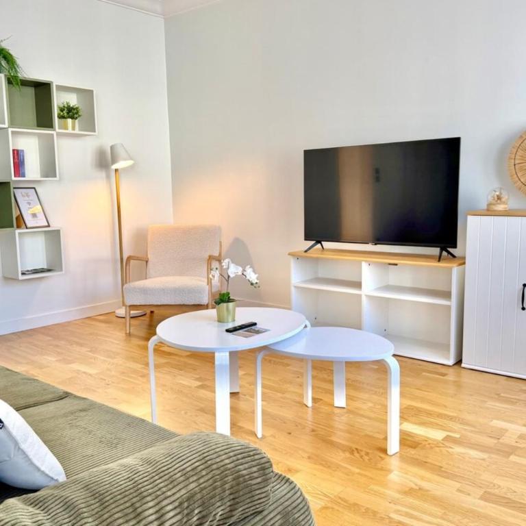 "L'Impressionniste" Spacious 2-Bedroom Apartment Orléans City Center - Apartment - 16