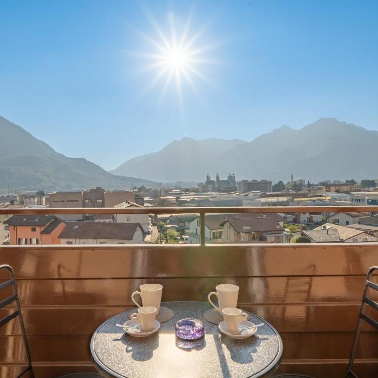 Lake Como 5' - Mountain View - 10' Station - Wifi, AC - Appartamento con 2 Camere da Letto e con Vista - 2