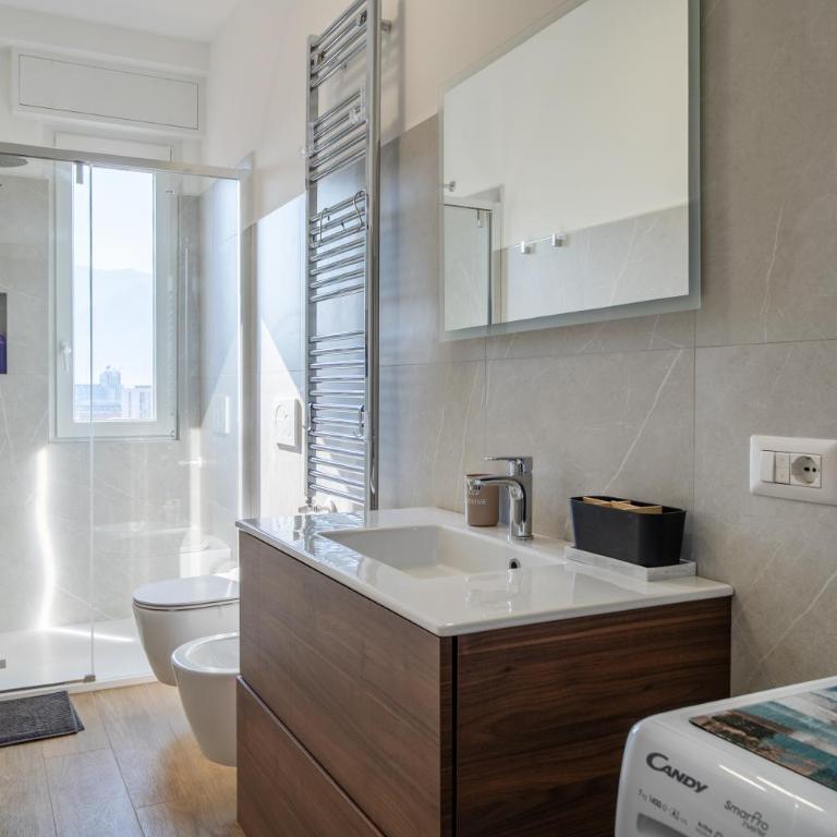 Lake Como 5' - Mountain View - 10' Station - Wifi, AC - Appartamento con 2 Camere da Letto e con Vista - 16