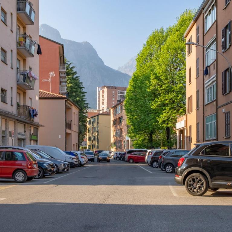 Lake Como 5' - Mountain View - 10' Station - Wifi, AC - Appartamento con 2 Camere da Letto e con Vista - 28