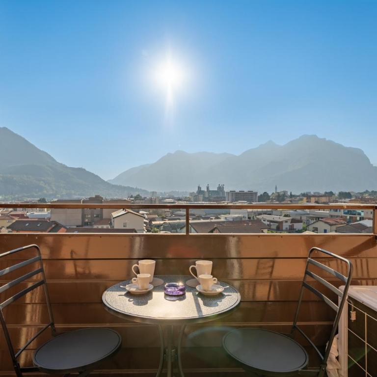 Lake Como 5' - Mountain View - 10' Station - Wifi, AC - Appartamento con 2 Camere da Letto e con Vista - 30