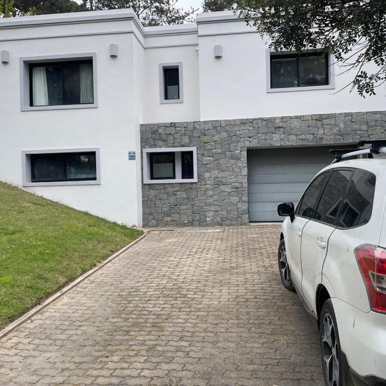 Barrio Cerrado Parada 30 IDEAL PARA 2 FAMILIAS con hijos - Casa de 5 dormitorios - 36