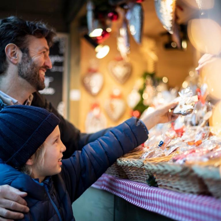 Winterstimmung in Meran - Zeitreise - 4 Schlafzimmer für Familien Freunde & 3 Generationen - 200 m2 - Große Sonnenterrasse - Restaurants Cafés & Altstadt bequem zu Fuß - 2 Parkplätze - Südtirol Guest Pass inklusive - Apartamento con terraza - 93