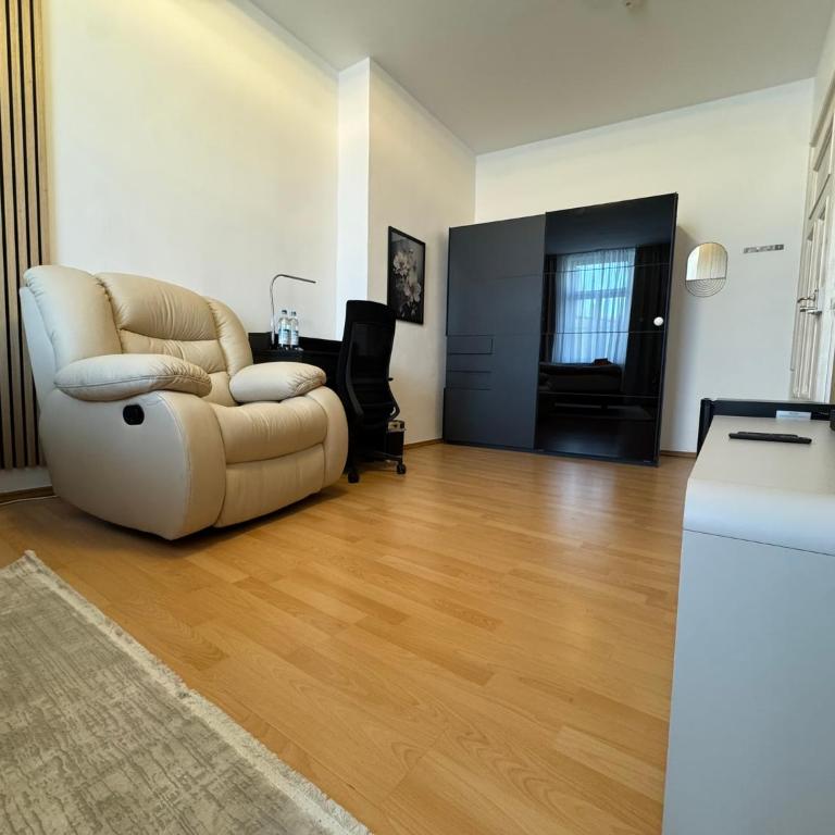 Isartor Rooms - SHARED BATHROOM - Chambre Double avec Salle de Bains Commune - 3
