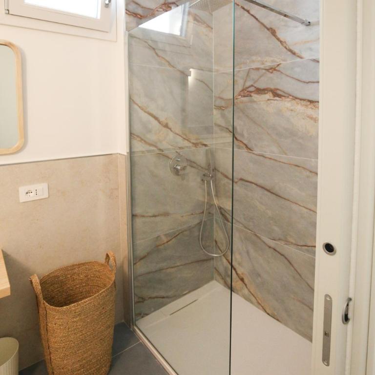 Suite HollidayHouse - vista mare - Appartamento Loft con 1 Camera da Letto e Balcone - 3