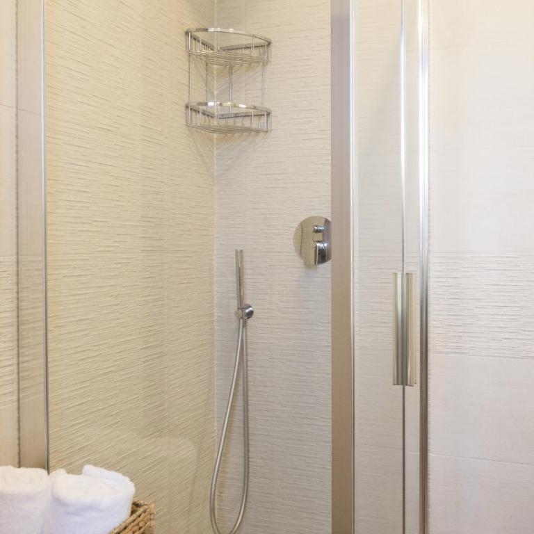Milano 71 Home - Camera Matrimoniale con Bagno Privato - 9