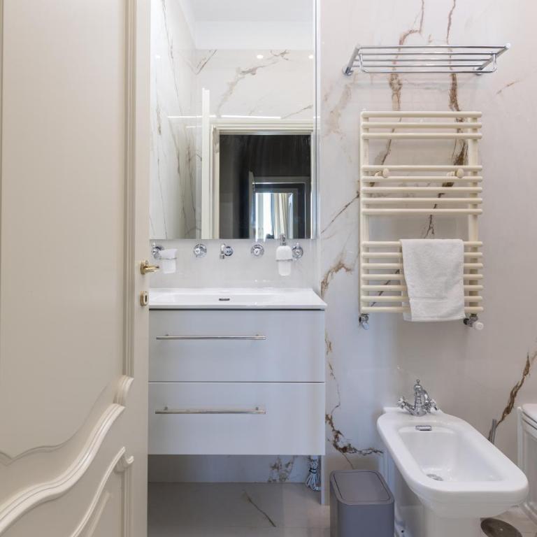 Vista Ara Pacis - Appartamento Storico di Lusso 5 min Piazza di Spagna - Appartamento con 2 Camere da Letto - 19